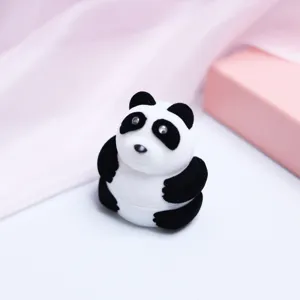 Détail de boîte à bijoux panda mignonne, parfaite pour présenter bagues et boucles.