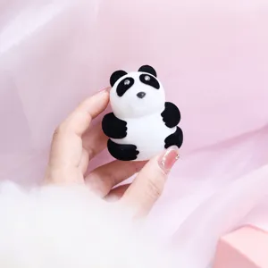 Jolie boîte à bijoux bague panda en velours, détail parfait pour cadeau et présentation.