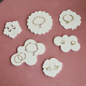 Set vassoio espositore per gioielli in gesso bianco, oggetti di scena fotografici.