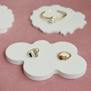Eleganti anelli placcati in oro minimalisti con perle e splendidi dettagli in cristallo.