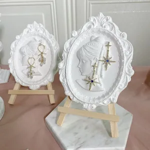 Retro gipsen portret reliëf sieraden display standaard met houten ezel en marmeren basis.