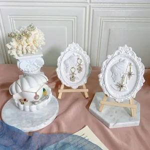 Creatieve gipsen sieraden display standaard, elegante portret lijst voor oorbellen ringen.