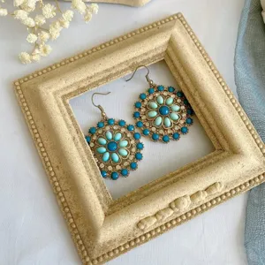 Gedetailleerd overzicht van vintage blauwe bloem oorbellen, elegante boho stijl sieraden.