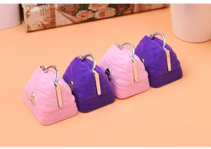 Detailansicht der samtigen Handtaschen-Schmuckschatulle, weiche Ringbox in Pink und Lila.