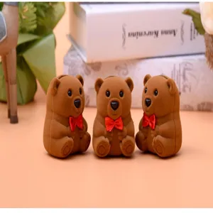 Süßer brauner Bär Samt Ringbox Schmuckaufbewahrung Behälter mit roter Schleife für Geschenke.
