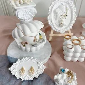 Creatieve gipsen sieraden display set voor ringen, oorbellen en kettingen fotografie props.