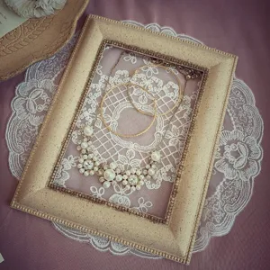 Vintage parel strass ketting en gouden oorringen set voor elegante sieraden presentatie.