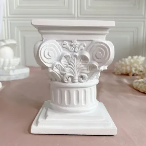 Close-up van witte gipsen romeinse zuil sieradenhouder, elegante fotorekwisiet detailweergave.