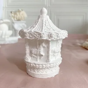 Carrousel sieradenhouder detailopname, witte gipsafwerking voor ringen en oorbellen.
