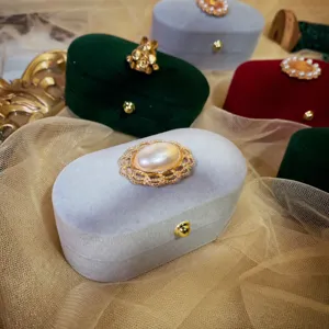 Vintage fluwelen ring doos trouwsieraden opbergdoos met decoratieve gesp display.