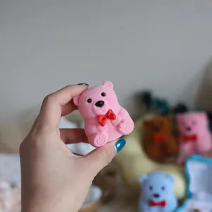 Nahaufnahme der süßen rosa Bärbeflockten Schmuckschatulle mit roter Schleife, für Ringe.