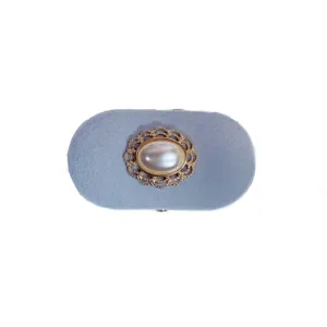 Elegante ovale fluwelen ringdoos met gouden filigrein parel middelpunt voor bruiloften.