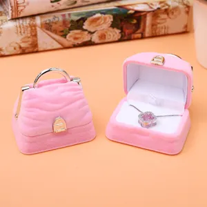 Rosa Samt Handtasche Schmuckdose Set mit süßer Kleeblatt Anhänger Halskette für Geschenke.