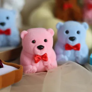 Süße beflockte Bären Ringbox, weiches Samt Schmucketui mit roter Schleife für Geschenke.