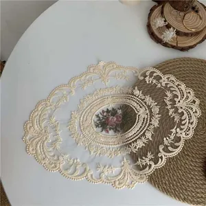 Tovaglietta in pizzo francese vintage con delicato ricamo floreale per decorazione.
