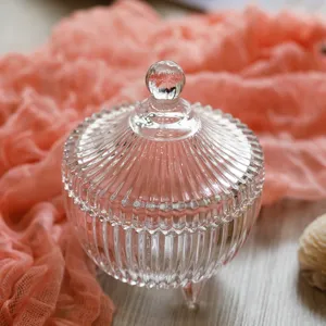 Gedetailleerd overzicht van de doorzichtige gegroefde glazen sieraden pot met handig deksel.