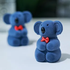Blauer Koala Samt Schmuckdose mit roter Schleife, ideal fuer kleine Geschenke.