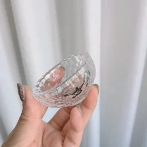 Helder glas ringenbakje detailfoto, transparante kristal kleine sieraden opbergcontainer.