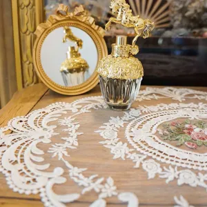Tovaglia in pizzo ricamato francese vintage, elegante copritavola floreale per decorazioni.