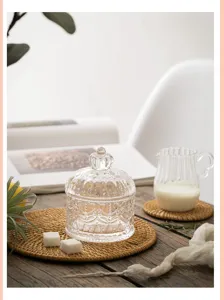 Gedetailleerde close-up van een heldere glazen opbergpot met een prachtig kronendeksel.