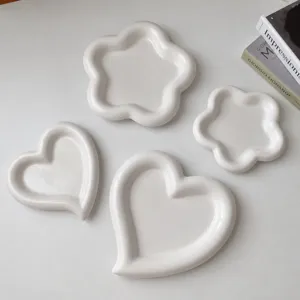 Minimalistikes keramikes platos se schima louloudioy kai kardias gia kosmimata kai spiti.