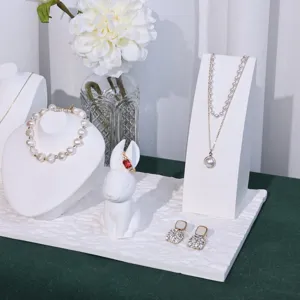 Κομψό σετ κοσμημάτων με κολιέ μαργαριταριών, βραχιόλια, σκουλαρίκια και κομψές διακοσμητικές βάσεις.