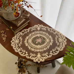 Tappetino da tavola in pizzo ricamato francese vintage, elegante copertura floreale ovale.