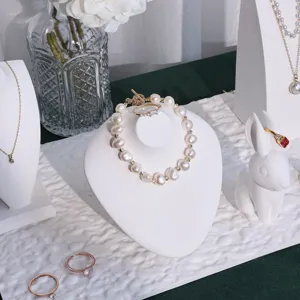 Κομψό βραχιόλι μαργαριταριών και βάση κοσμημάτων, που δείχνει λεπτές υφές και λεπτομέρειες.