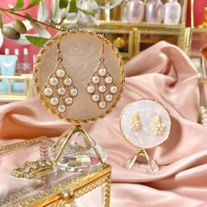 Creatieve sieraden display standaard detail elegante gouden oorbellen houder voor etalage.