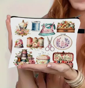 Dettaglio ravvicinato di una borsa da trucco con stampe vintage di attrezzi da cucito