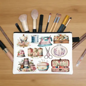 Borsa trucco portatile con illustrazioni di cucito vintage su un tavolo di legno