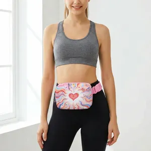 Detailansicht der Bauchtasche mit Herzmuster und rosa Gurt an einem Fitnessmodel