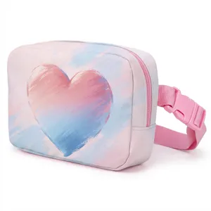 Detailansicht des pastellfarbenen Herzmusters und des pinken Reißverschlusses an der Tasche