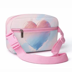Nahaufnahme einer pinkfarbenen Crossbody-Sporttasche mit Herzprint und Gurt.