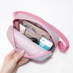 Detailansicht der Innenkapazität für die Herz-Print Crossbody-Gürteltasche