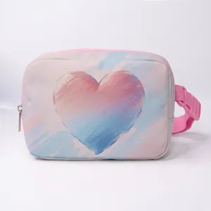 Detaillierte Ansicht der rosa-blauen Gürteltasche mit Herzprint und Schnallenriemen