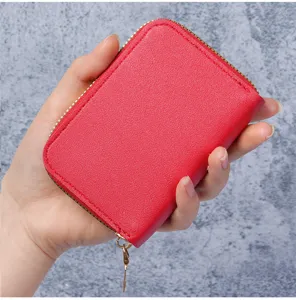 Petit porte-cartes accordéon rouge en cuir avec fermeture éclair dorée et texture