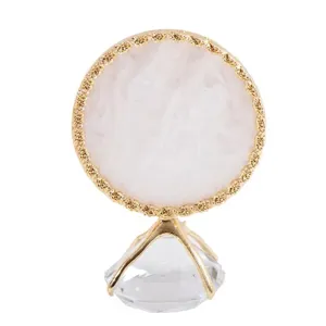 Elegante goudgerande ronde sieradendisplay met heldere kristallen diamanten voet.