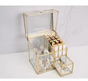 Glas Kosmetik Organizer mit Messingrand, klarem Deckel und Schubladen für stilvolle Tischaufbewahrung.