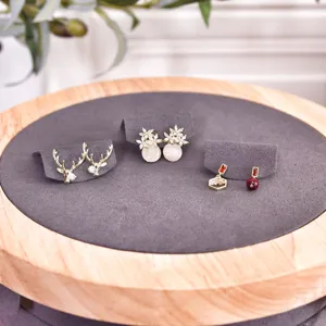Elegante mode oorbellen set met gewei en bloemmotieven op een houten presentatieblad.