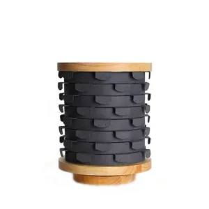 Roterende sieradenorganizer van hout met meerdere lagen plateaus voor oorbellen en accessoires.