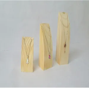 Gedetailleerd uitzicht van houten ketting display stand set, drie hoogtes sieraden rekwisieten.
