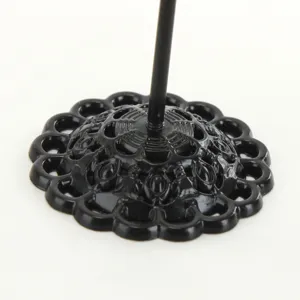 Schwarzer Metall-Ohrring-Display-Standsockel mit elegantem hohlen Spitzen-Design.