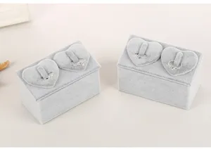 Nahaufnahme der grauen Samt Doppelherz Ringpräsentationsbox mit feinen Details.