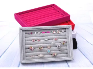 Nahaufnahme des eleganten Samt-Schmuckdisplays mit praktischen Fächern für Ringe.