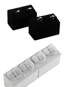 Detailansicht des Samt Herz Ring Display Ständers mit mehreren Schlitzen für Schmuck.