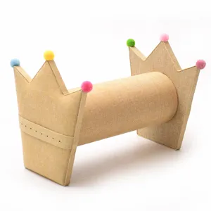 Supporto per cerchietto corona in lino con pon pon colorati per gioielli e orologi esposizione.
