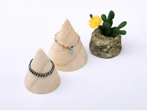 Massief houten kegelvormige sieradenstandaard voor armbracelet, armbanden en kralen teller.