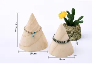 Houten kegelvormige sieradenstandaard voor armbaden en kralen, perfecte fotografie-accessoire.
