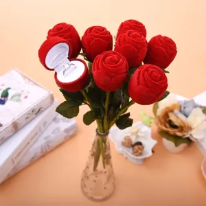 Bouquet de boîte à bague rose en velours rouge cadeau de proposition romantique